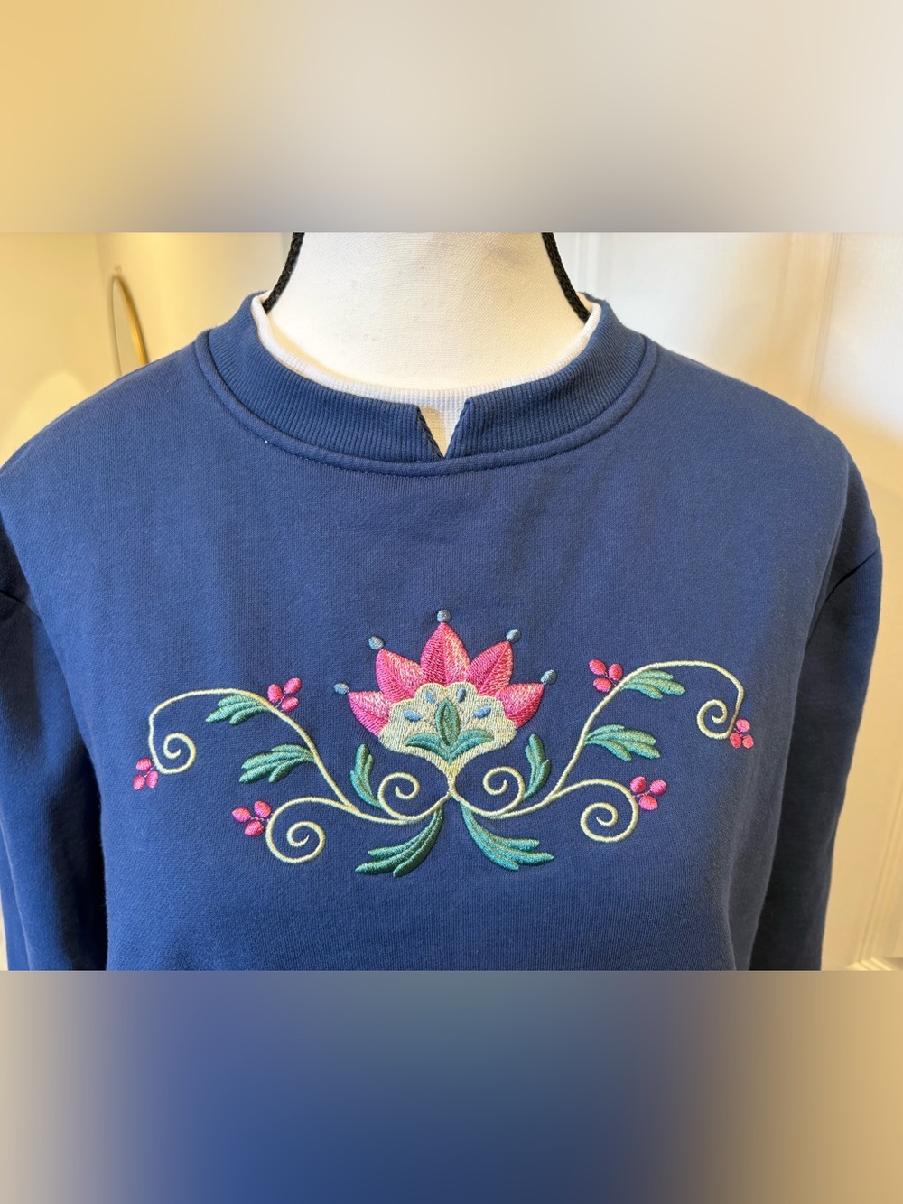 🌷Vintage Pembrook Embroidered Floral Sweatshirt Crewneck Medium 3/$30 - Picture 2 of 6